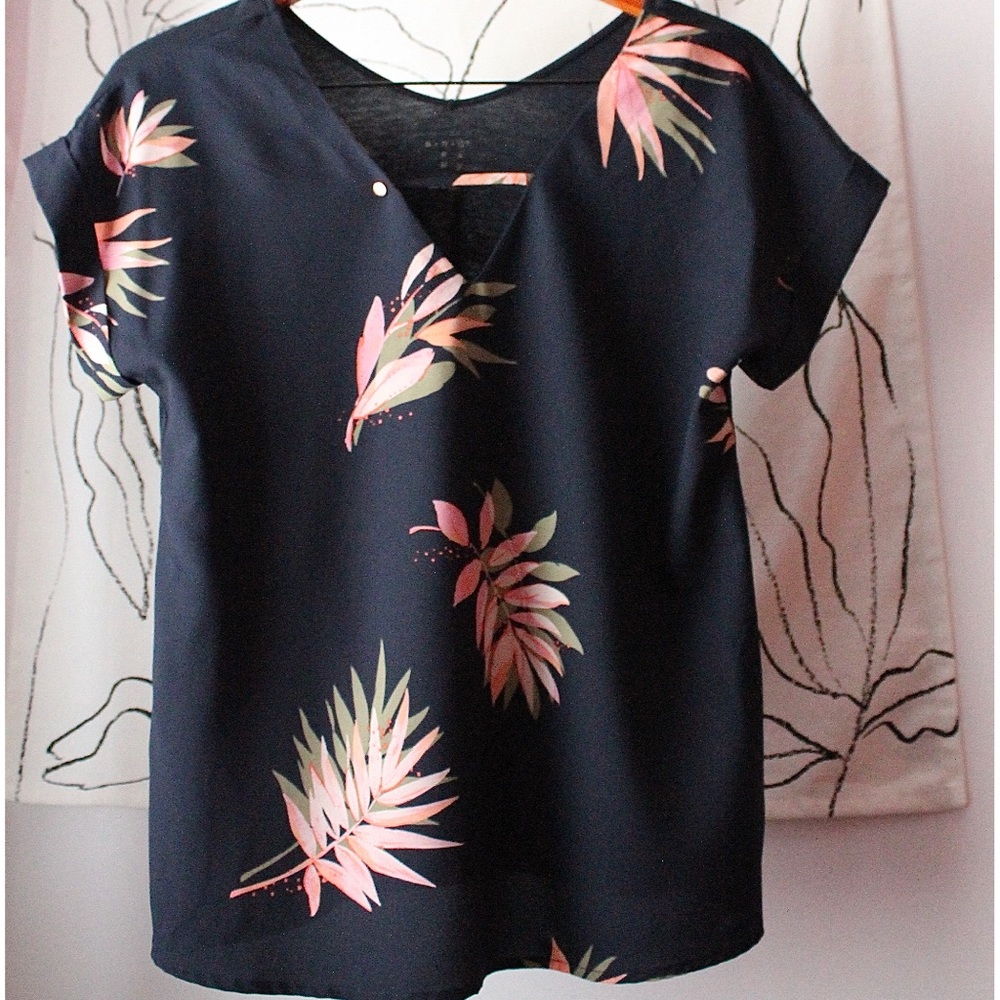 Navy Floral V-neck Short sleeve Top. A New Day.